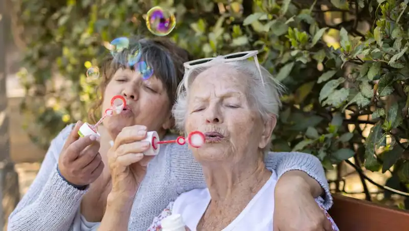 100 Yaşına Basan İki Kadından Uzun Yaşamanın Sırları: Egzersiz ve Diyet Unutun!