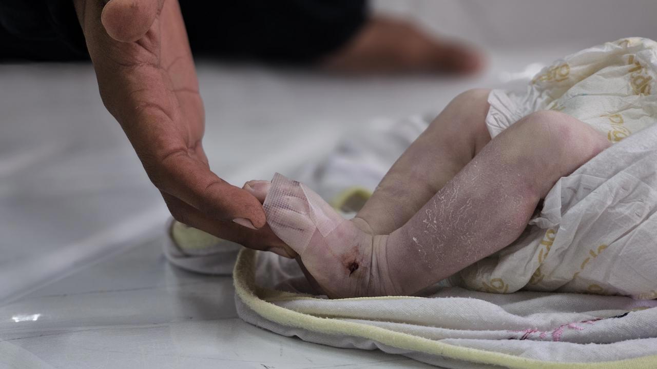 Gazze'de Aileler, Çocukları için Nöbet Tutuyor