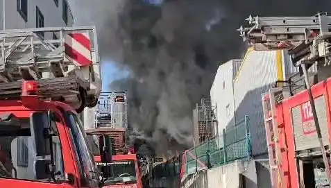 Tuzla'daki Fabrika Yangını Kontrollü Bir Şekilde Söndürüldü