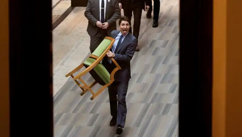 Trudeau'nun Veda Anı: Sandalyesini Alarak Ayrıldı