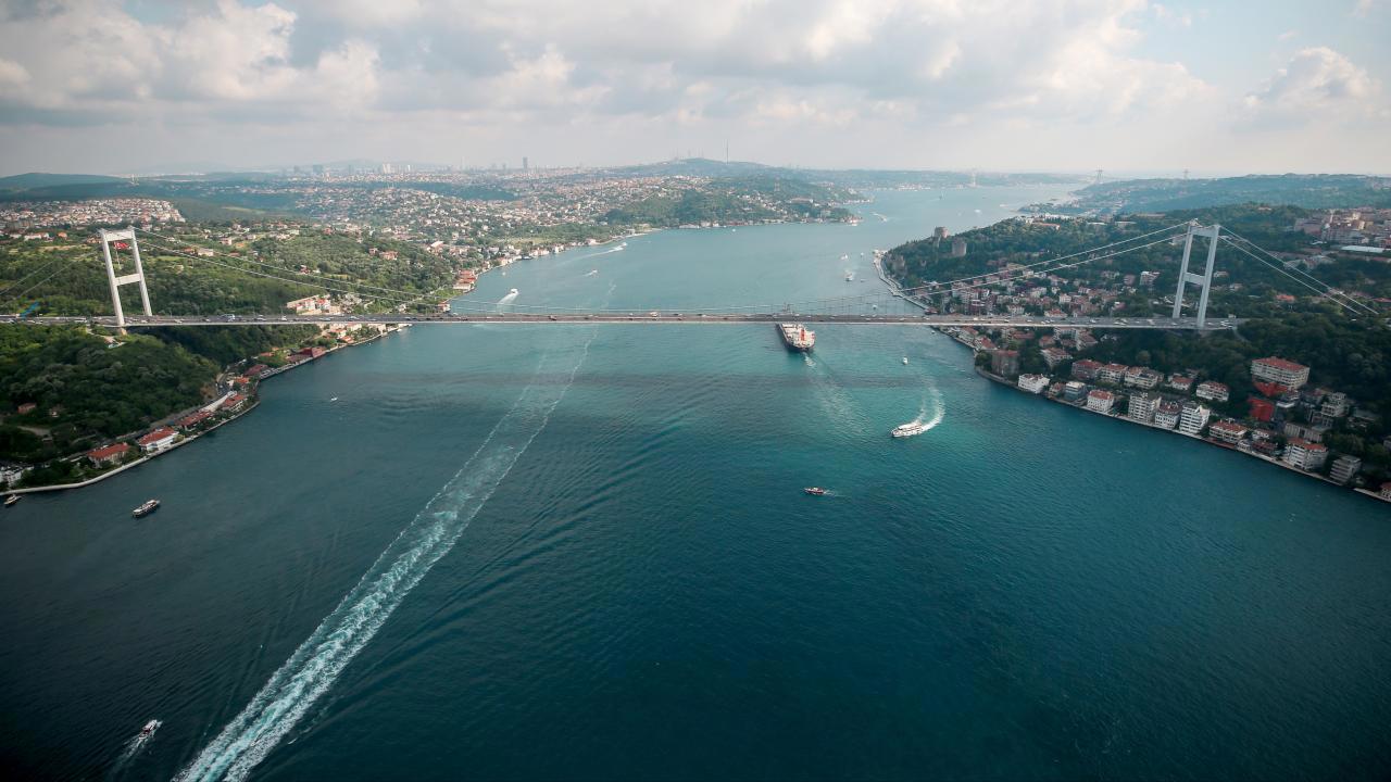 İstanbul Boğazı'nda Gemi Trafiği Durduruldu: Aranan 2 Kardeş İçin Kapsamlı Operasyon