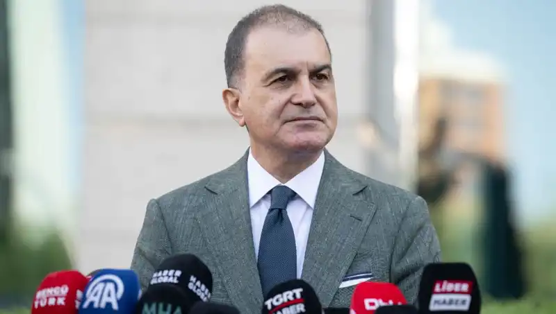 Ömer Çelik'ten Özel'e Sert Tepki: Demokrasiye Tehdit Olarak Nitelendirdi