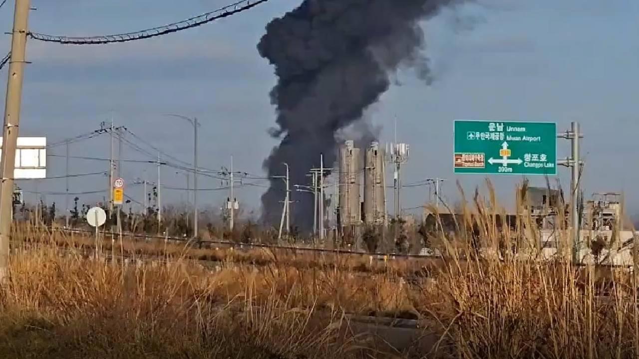 Güney Kore'de Yolcu Uçağı Korkunç Bir Kaza Geçirdi
