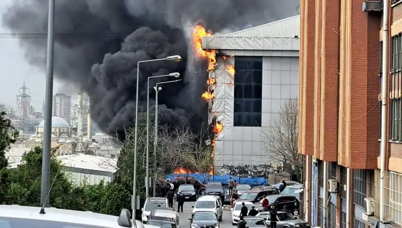 Başakşehir Sanayi Sitesinde Korkutan Yangın: Olay Yerinden Son Gelişmeler