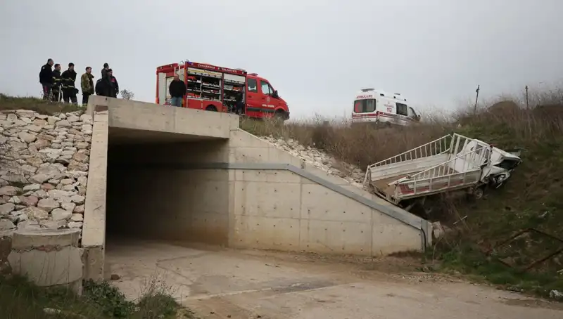 Kamyonet Alt Geçide Düştü, Hayatını Kaybeden Bireyin Kimliği Belirlendi
