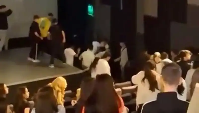 Rapçi Çakal’ın Hayranları Arasında Çıkan Kavga Gözleri Üzerine Çekti
