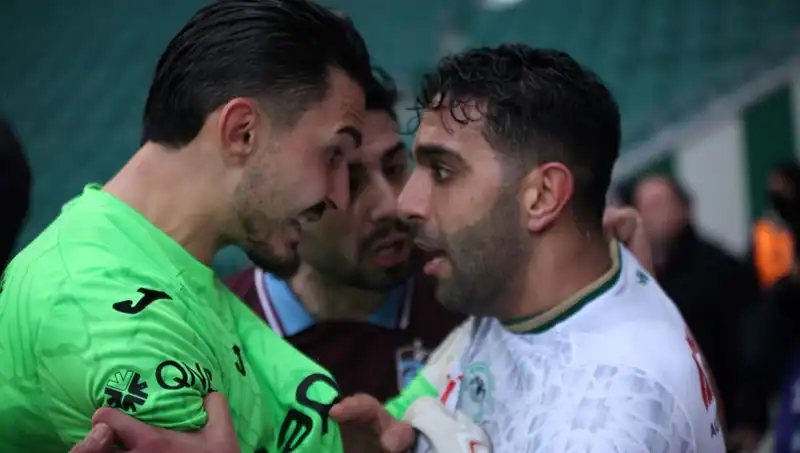 Konyaspor-Trabzonspor Maçında Gergin Anlar: Futbolcular Arasında Kavga!