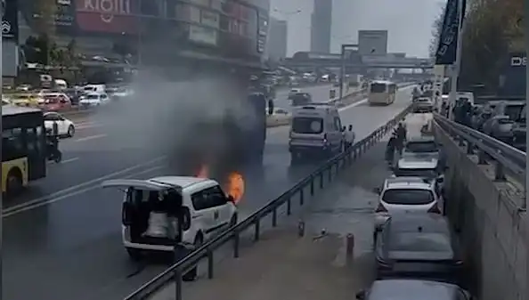 Yanan Araç Yangınında TOMA ile İtfaiye Ekiplerinin Dikkat Çekici Mücadelesi