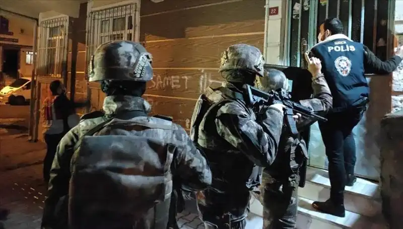 Adana'da Yoldaşlar Suç Örgütüne İnanılmaz Baskın: 41 Gözaltı ve Tutuklama!