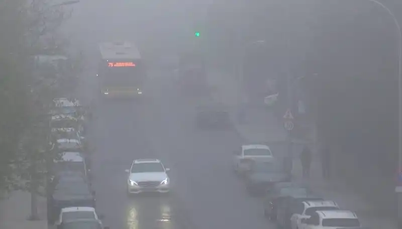 İstanbul'un Sisle Kaplı Sokaklarında Gizemli Bir Gün Yaşanıyor