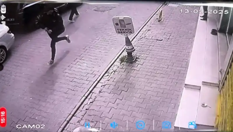 İstanbul'da Silahlı Saldırı: Bir Genç Bacağından Vuruldu!