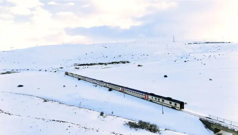 Masalsı Bir Yolculuk: Turistik Doğu Ekspresi ile Karlı Ovalar