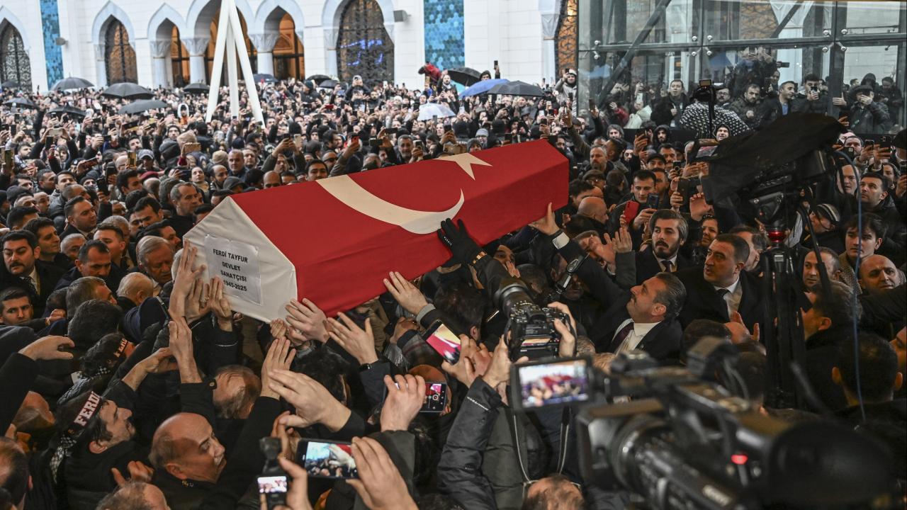 Türk sinemasının duayen ismi Ferdi Tayfur son yolculuğuna uğurlandı.