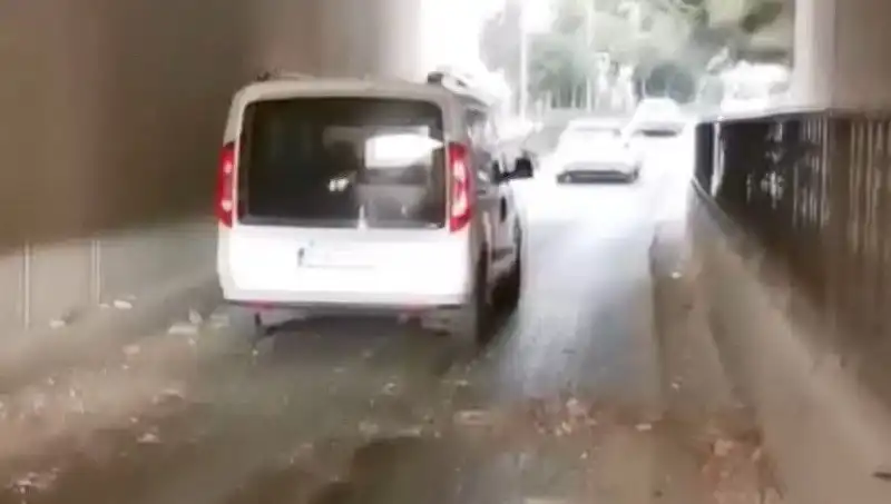 Trafikte Korkunç Anlar: Araçların Üzerine Düşen Beton Parçaları Panik Yarattı