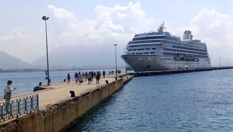 Alanya'ya Kruvaziyerle Gelen ABD'li Turistler Şehri Büyüledi