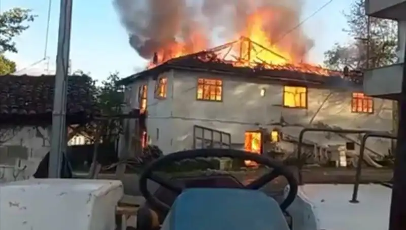 İki Katlı Ev Yangınında Korkunç Manzara! Alevler Her Yeri Sardı