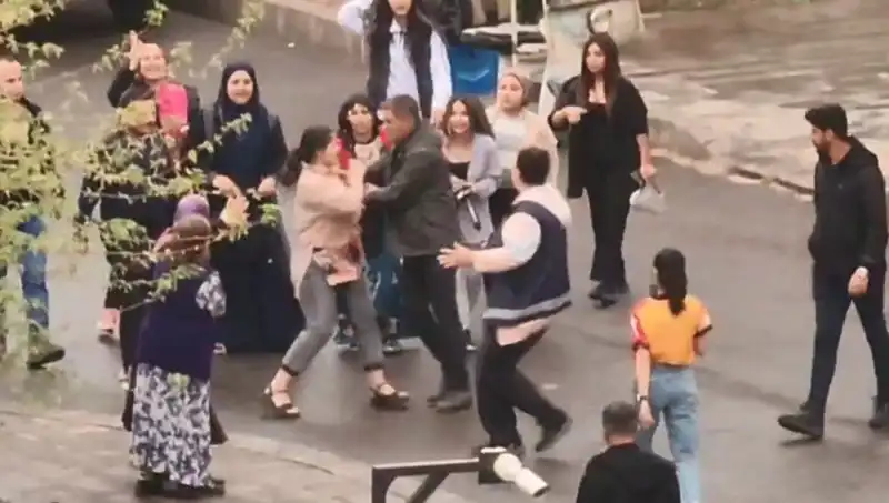 Adliye Önünde Yaşanan Kavga Gözleri Şaşkına Çevirirken Güvenlik Önlemleri Tartışma Konusu Oldu