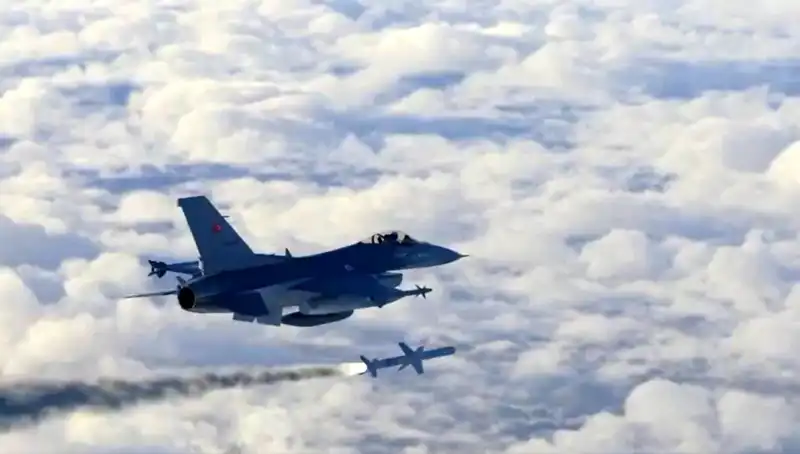 F-16 EDPOD: Kritik Testleri Başarıyla Tamamladı, Hava Gücümüz Daha da Güçleniyor!