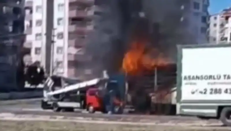 Alev Alev Yanan TIR, İzleyenleri Şaşkına Çevirerek Kül Oldu