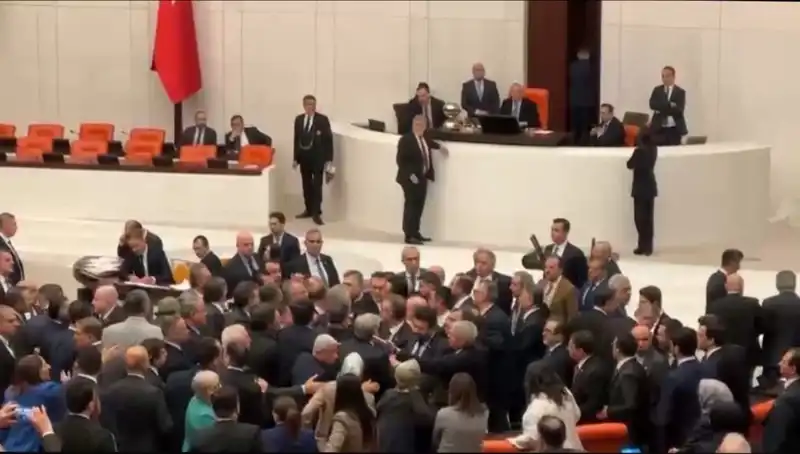 Mecliste Emekli İkramiyesi Krizi: Tartışma Büyüdü ve Kavga Çıktı!