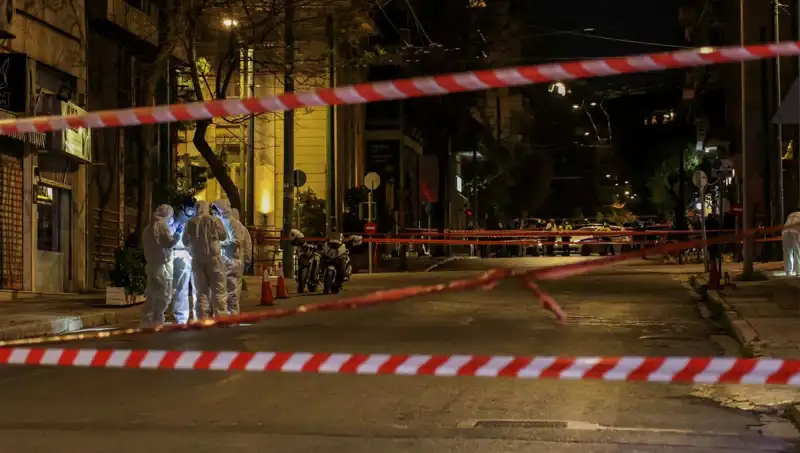 Atina'da Şüpheli Çanta Patladı: Korku Dolu Anlar