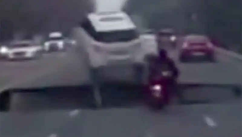 Güney Kore Otoyolunda Dev Çukur Motosikleti Yuttu: Şok Edici Görüntüler Ortaya Çıktı