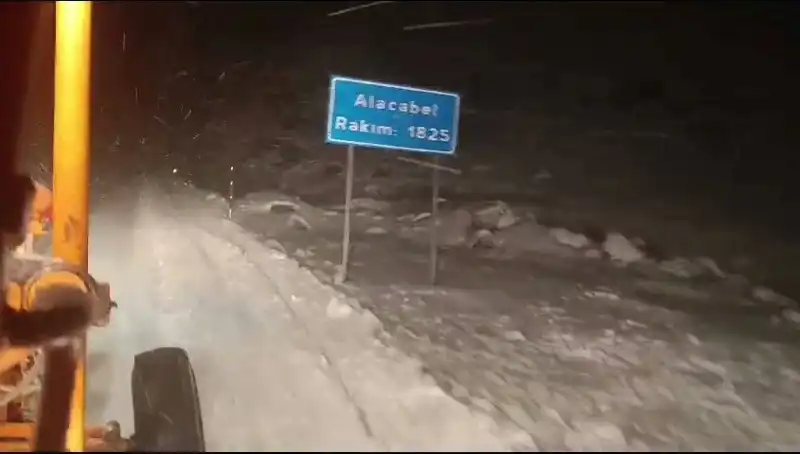 Antalya’nın Gözdesi: Kışın İlk Karı Şehirde Muhteşem Bir Manzara Yaratıyor