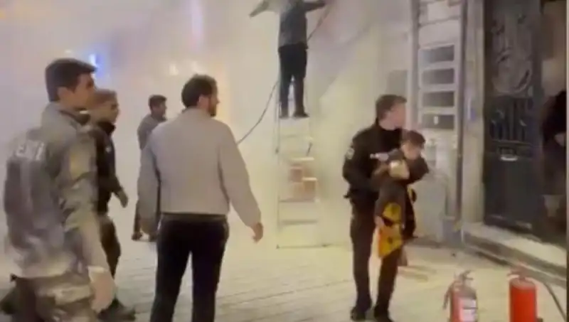 Beyoğlu'nda Yangın Faciası: Mahsur Kalan Çocuğun Kurtuluşu İle Derin Nefes