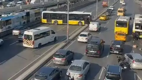 İETT Otobüsü Trafiği Kilitleyen Kazada İki Araca Çarptı