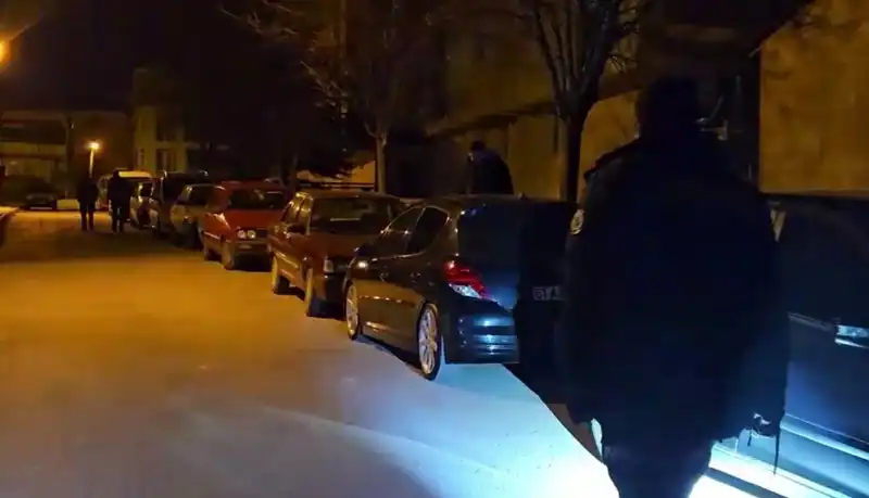 Park Halindeki Araçlara Zarar Veren Şahıslar Güvenlik Kamerasına Yakalandı