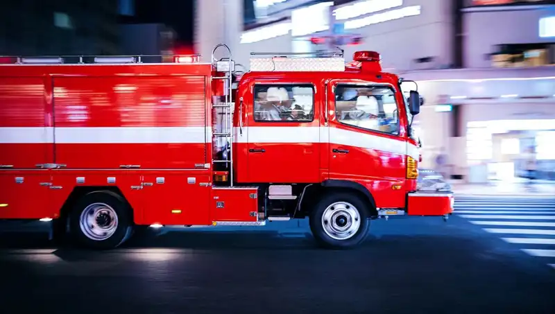 Tokyo'da Bina Yangını: İki Yaralı ve Panik Dolan Sokaklar
