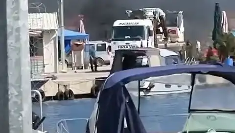Tuzla'daki Balıkçı Barınağında Yangın Korkuttu: Lastikler Alev Alev Yandı!