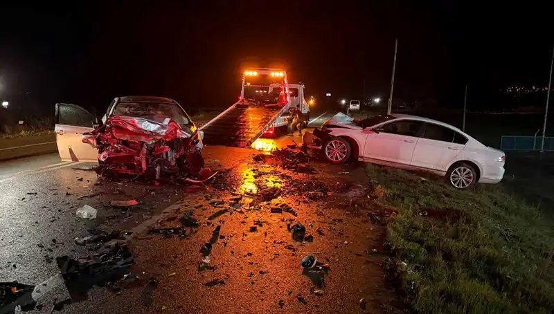 Çanakkale'de Korkunç Kaza: İki Otomobil Çarpıştı, 3 Hayatını Kaybetti