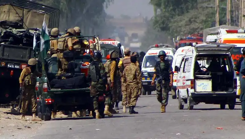 Pakistan'da Camiye Yapılan Saldırı: 4 Yaralı ve Derin Kaygılar
