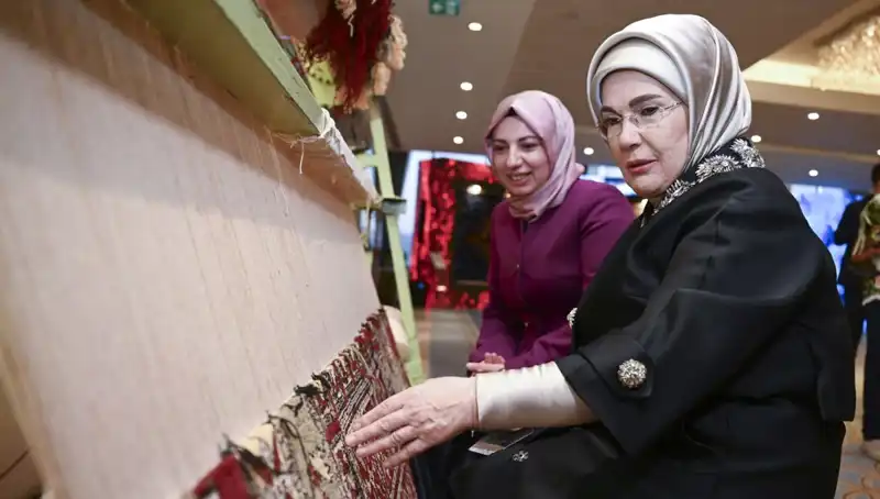 Emine Erdoğan'ın El İşi Halısı Açık Artırmaya Çıktı: Geliri Depremzedelere!