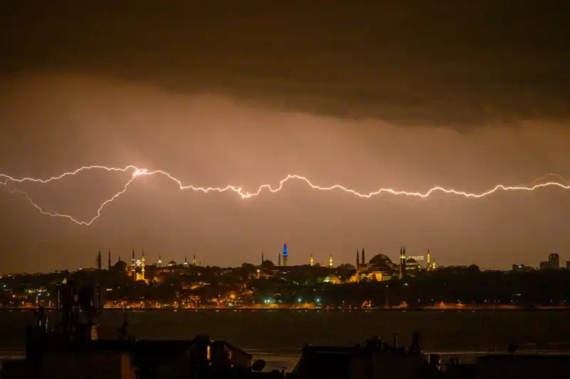İstanbul’da Hava Durumu Alarm Veriyor: 22 Derece Soğuma ve Kar Beklentisi