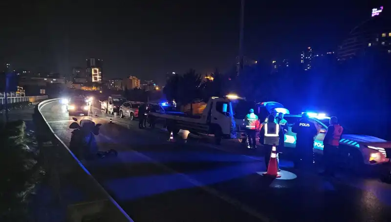 TEM Otoyolu'nda Yaşanan İlginç Kaza: Yolun Ortasında Yatan Kişi Metrelerce Sürükleniyor