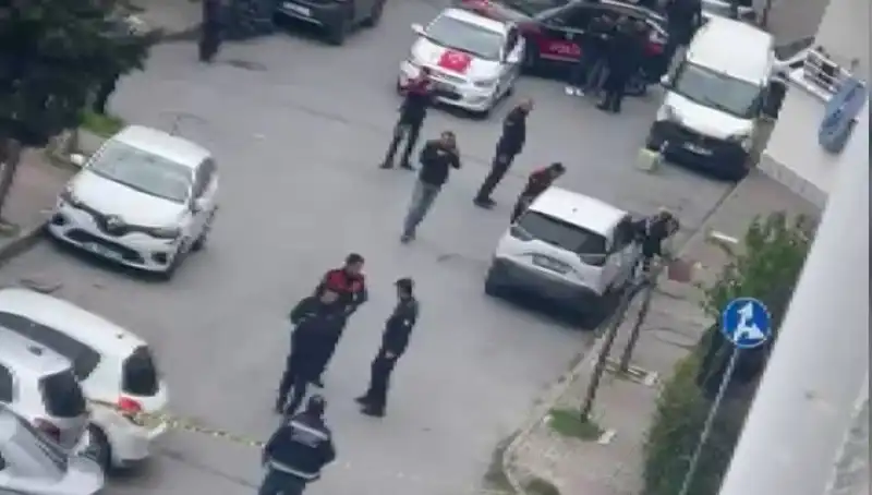 Yolda yürüyen masum vatandaş kurşun yağmuruna tutuldu, panik hakim oldu!