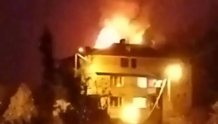 Saman Yüklü Çatı Alev Alev Yandı, Mahalle Halkı Alevlere Koştu!