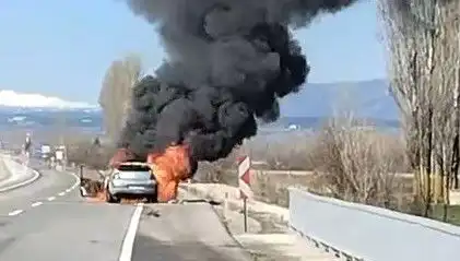 Kütahya'da Alev Alev Yanan Otomobil, Sürücüyü Zor Durumda Bıraktı