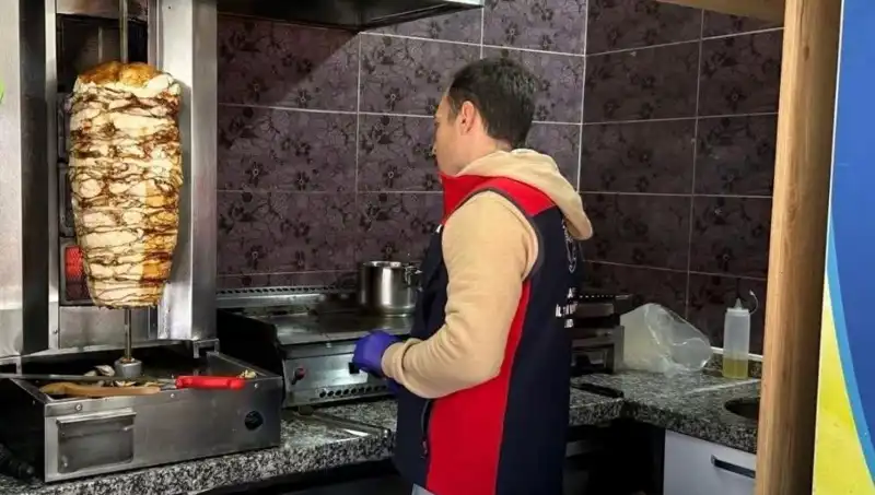 Türkiye'de Tavuk Döner Alarmı: Gıda Güvenliği İçin İşletmelere Baskınlar Devam Ediyor