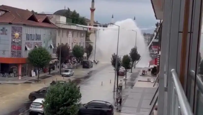 İçme Suyu Hattında Boru Patladı: Sokaklarda Su Fetih Havası!