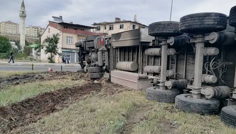 Erzurum'da Freni Boşalan TIR'ın Dehşet Verici Kazası
