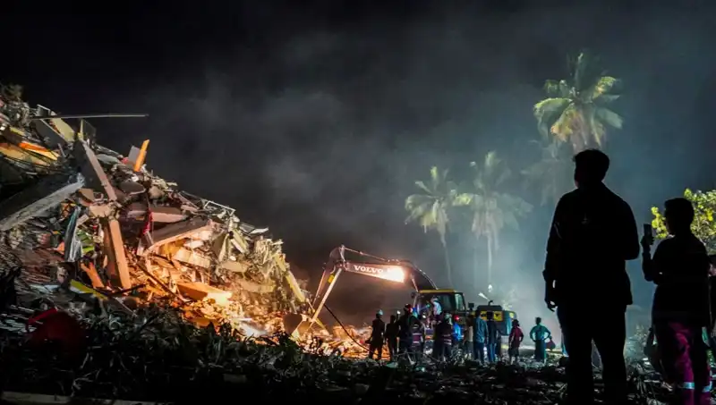 Myanmar'da Enkaz Altında Kalan Genç Kadın Üç Gün Sonra Hayata Döndü!