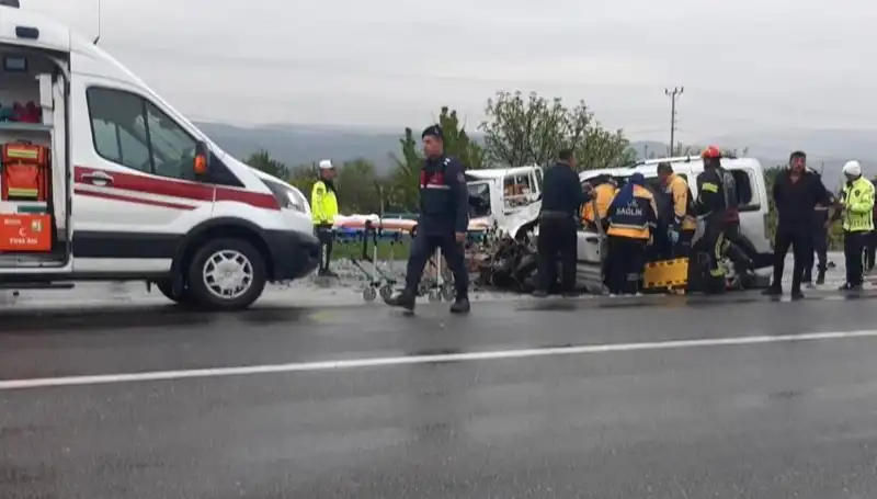 Denizli'de Korkunç Trafik Kazası: İki Araç Birbirine Girdi