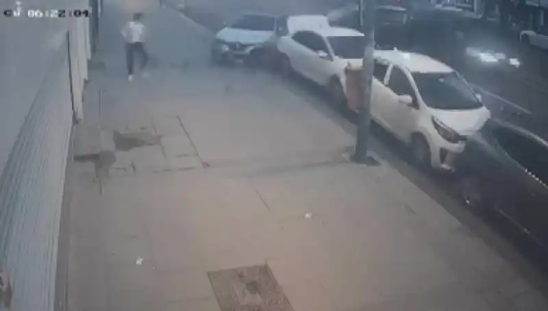 Direksiyon hakimiyetini kaybeden sürücü, park halindeki araçları hedef aldı!